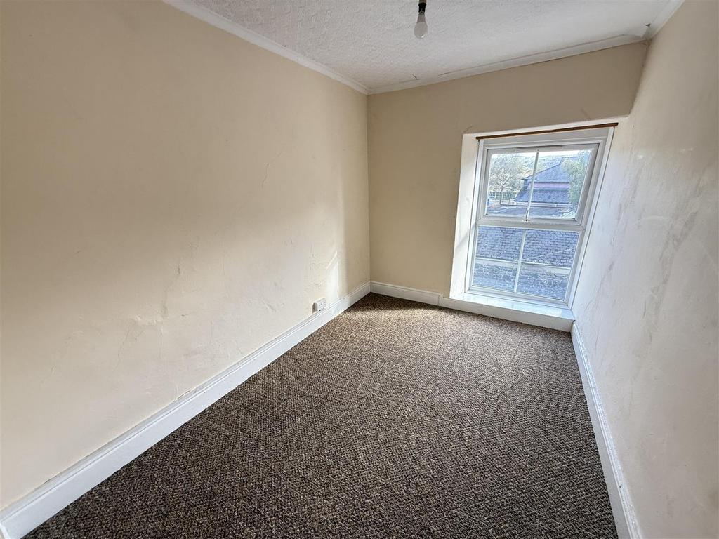 Front bedroom 6