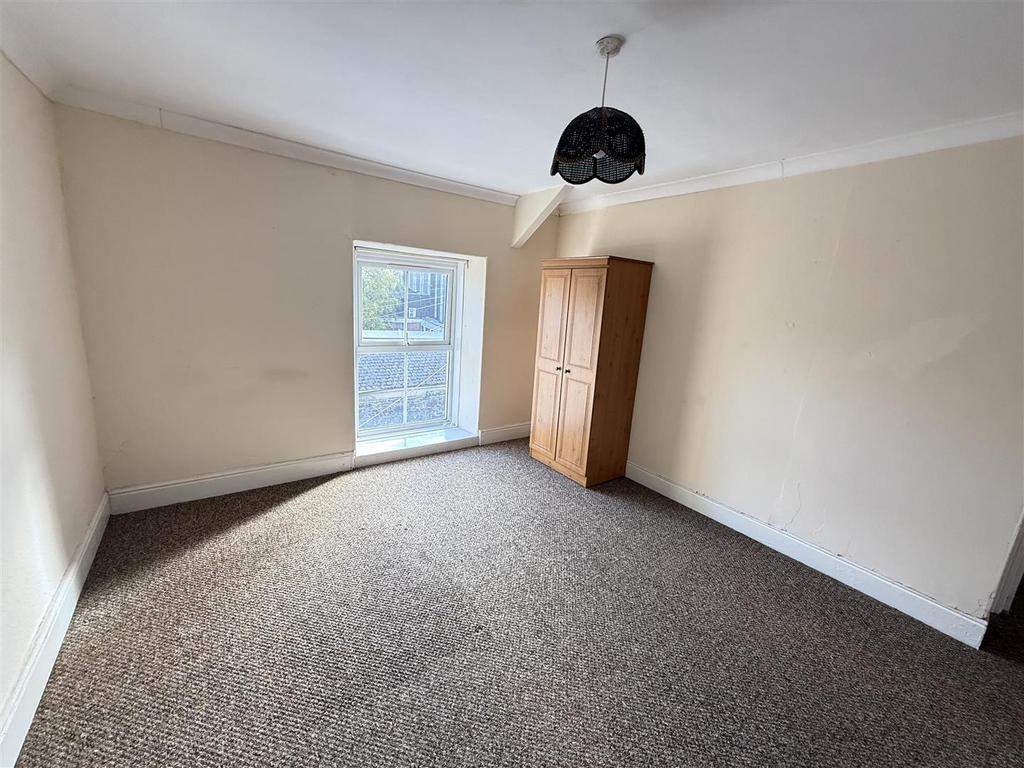 Front bedroom 5