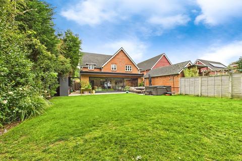 Fivens Place, Horsham RH12