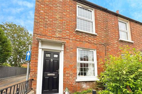 2 bedroom semi-detached house to rent, Castle Road, PO30