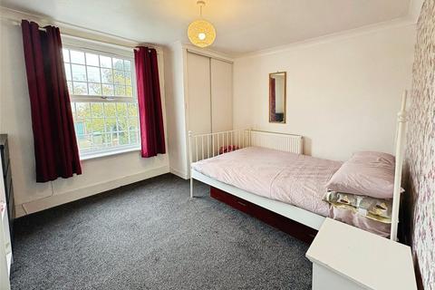 2 bedroom semi-detached house to rent, Castle Road, PO30