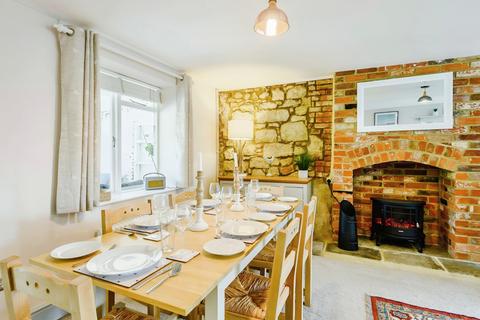 3 bedroom semi-detached house to rent, Blackwater, PO30