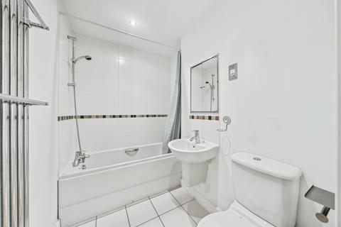 2 bedroom flat to rent, Western Gateway, London, E16