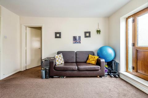2 bedroom flat to rent, West Street, London, E11