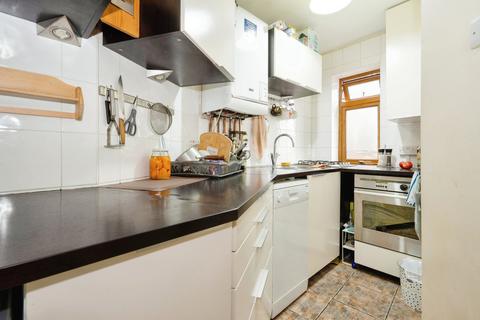 2 bedroom flat to rent, West Street, London, E11