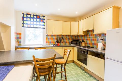 3 bedroom flat to rent, St. Albans Crescent, Woodford Green, IG8