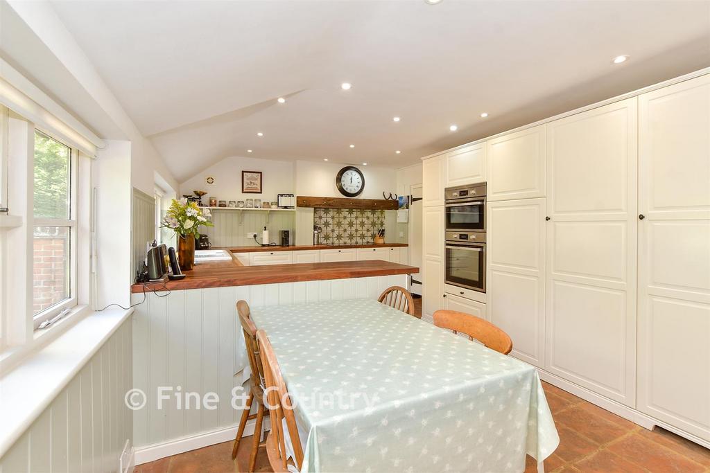 Kitchen/ Breakfast Room