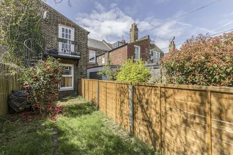 2 bedroom flat to rent, Cavendish Road, London SW12