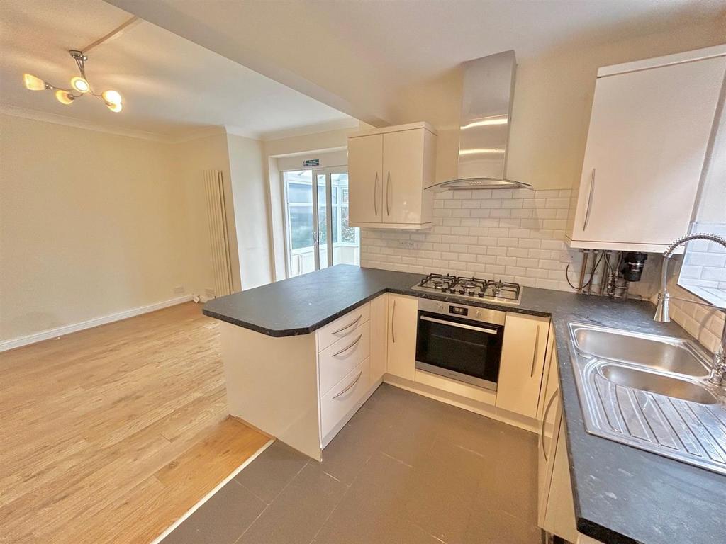 Kitchen 2.jpg