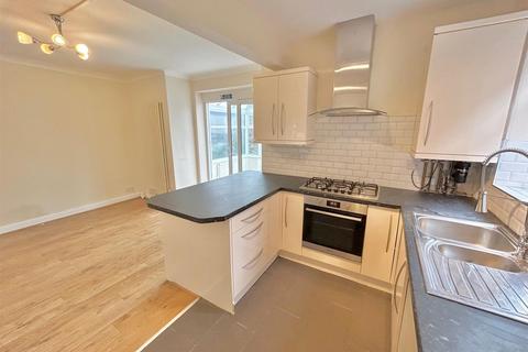 3 bedroom semi-detached house for sale, The Avenue, Leigh