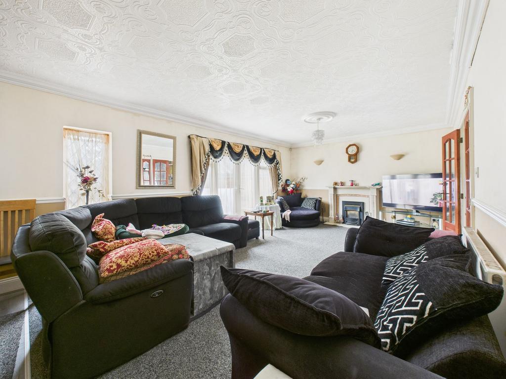 Lounge/Dining Room