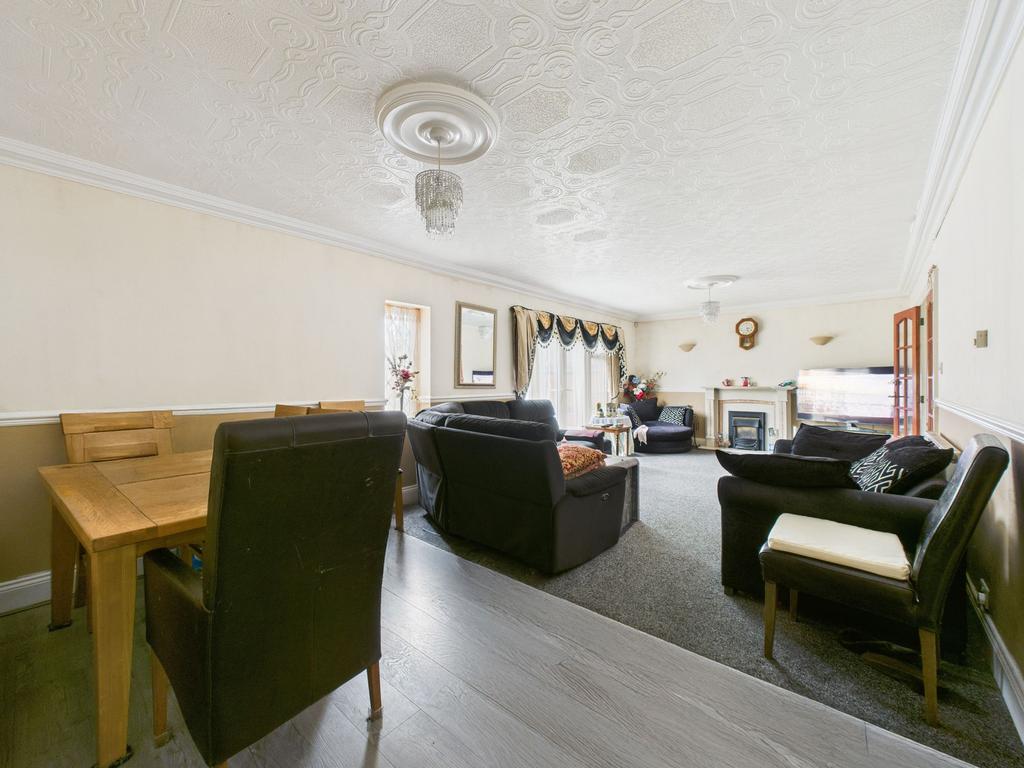 Lounge/Dining Room