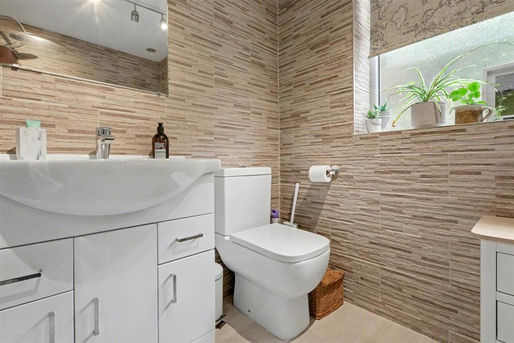 Bathroom 3.jpeg