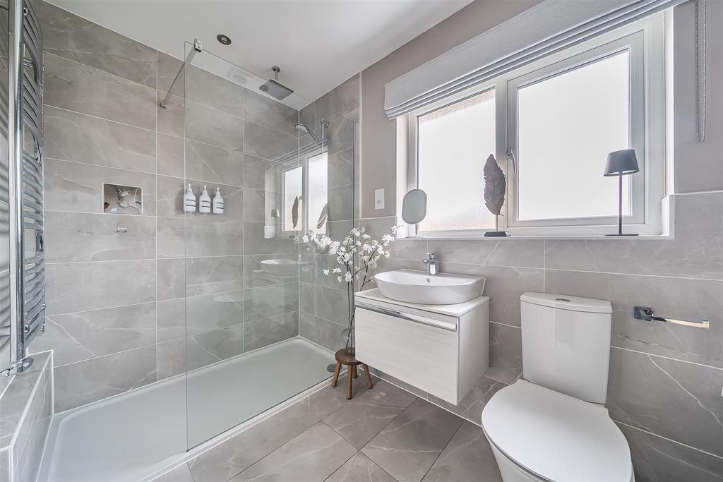 En Suite to Bedroom 1