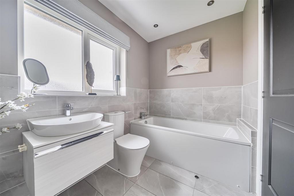 En Suite to Bedroom 1