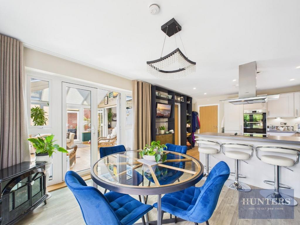 Kitchen / Breakfast Area