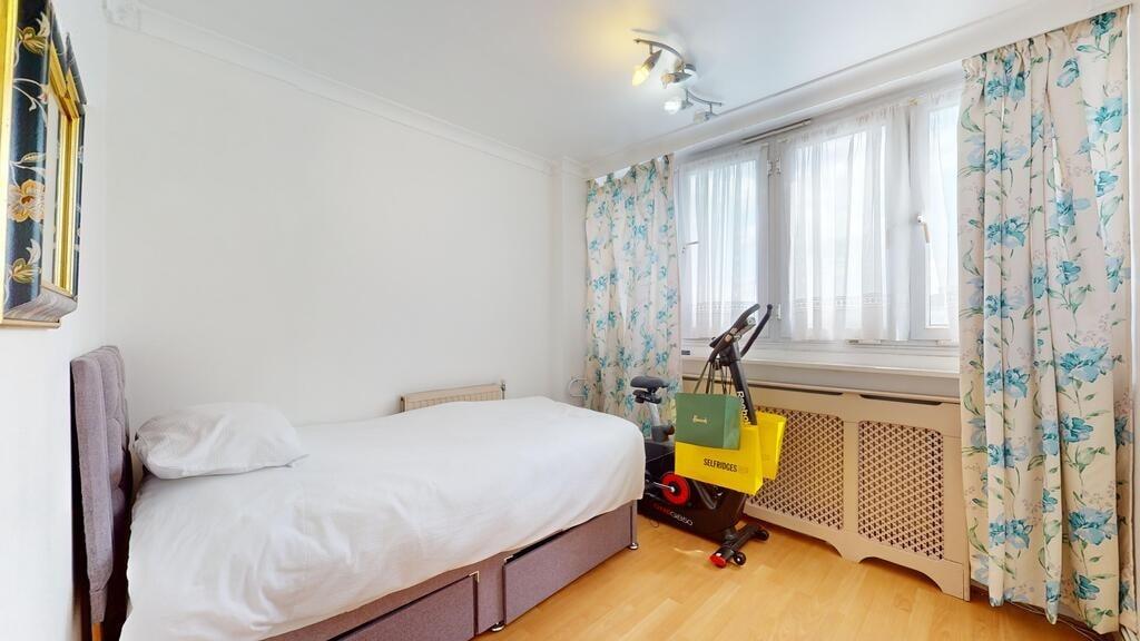 Bright and tidy double bedroom with a comfortab...