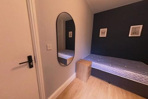 5 bedroom semi-detached house to rent, Furness Road, Manchester