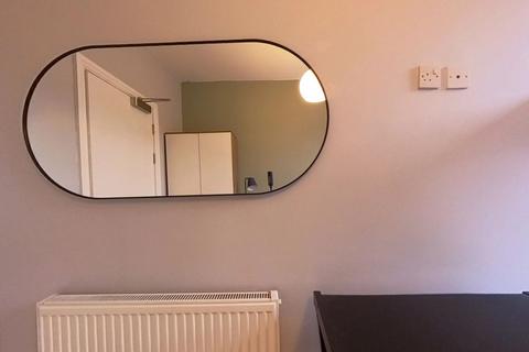 5 bedroom semi-detached house to rent, Furness Road, Manchester