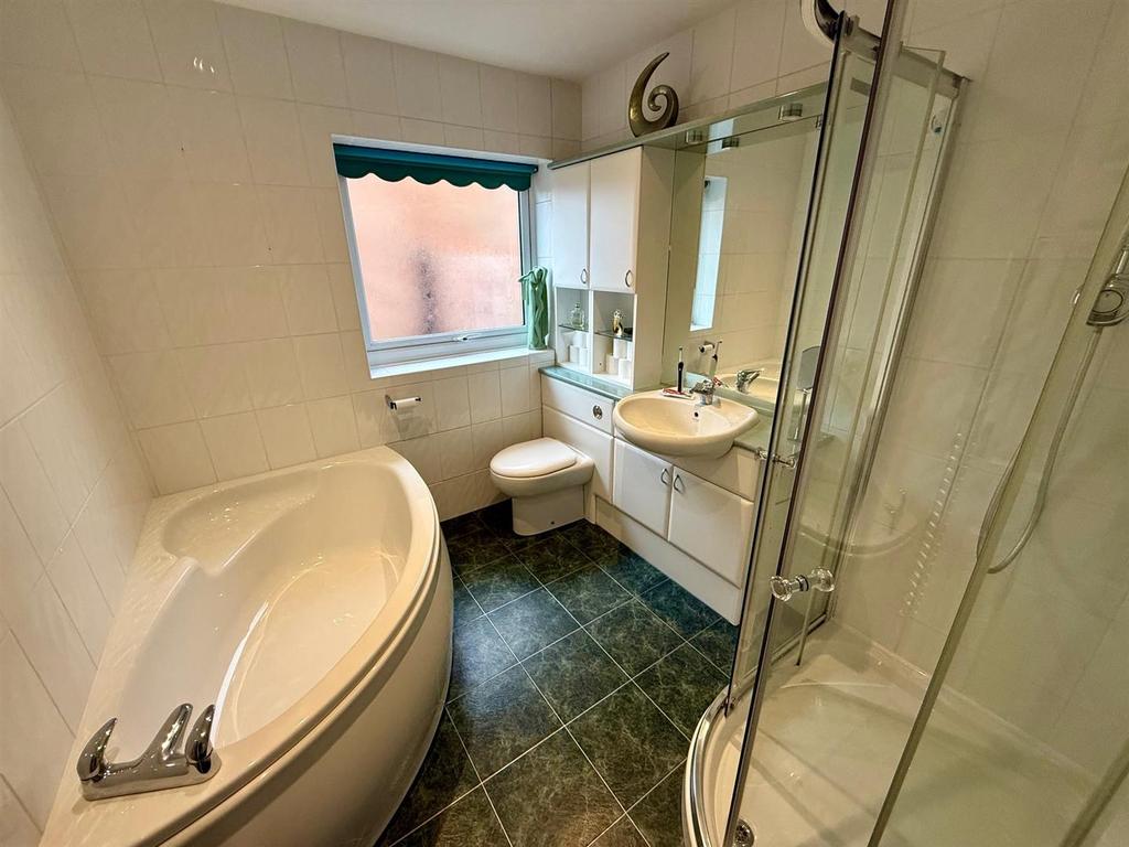 DR23 Bathroom.jpg
