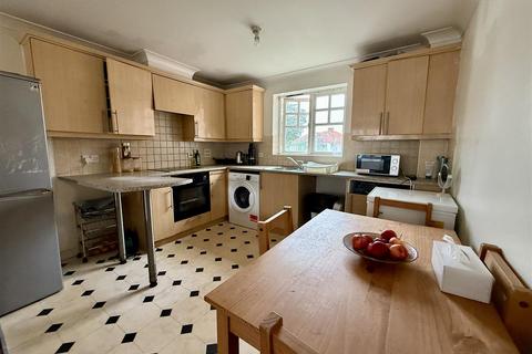 2 bedroom flat to rent, Pannells Court, HOUNSLOW TW5