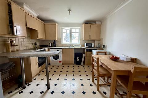 2 bedroom flat to rent, Pannells Court, HOUNSLOW TW5