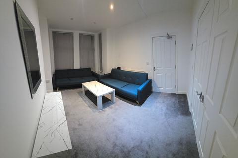 5 bedroom semi-detached house to rent, Slade Lane, Manchester