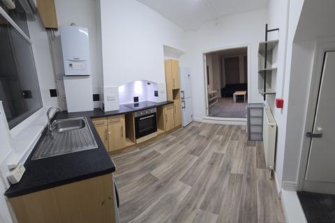 5 bedroom semi-detached house to rent, Slade Lane, Manchester