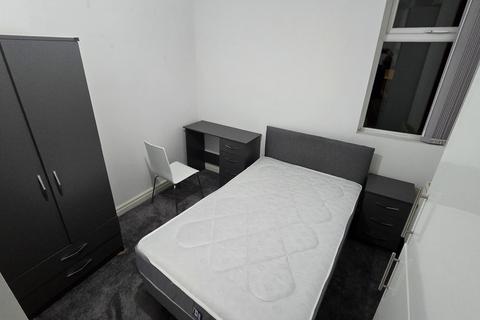 5 bedroom semi-detached house to rent, Slade Lane, Manchester