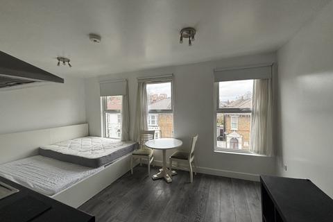 Studio to rent, Turnpike Lane, N8