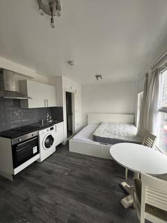 Studio to rent, Turnpike Lane, N8