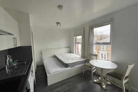 Studio to rent, Turnpike Lane, N8