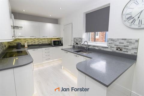 3 bedroom house to rent, Staithes Avenue, Longbenton