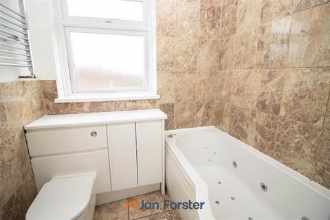 3 bedroom house to rent, Staithes Avenue, Longbenton