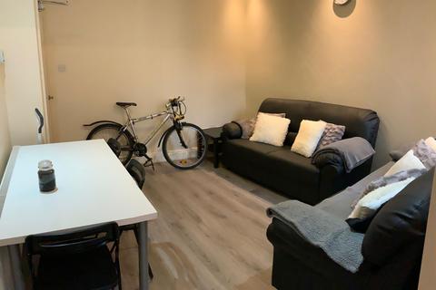 6 bedroom terraced house to rent, Haydn Avenue, Manchester