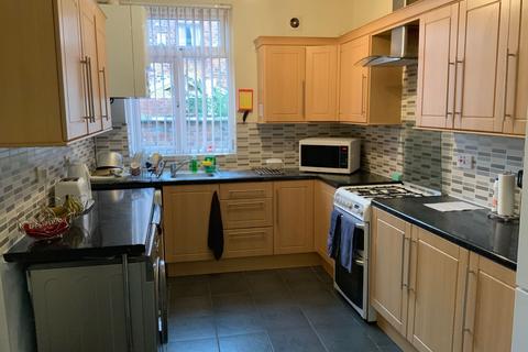 6 bedroom terraced house to rent, Haydn Avenue, Manchester