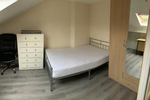 6 bedroom terraced house to rent, Haydn Avenue, Manchester
