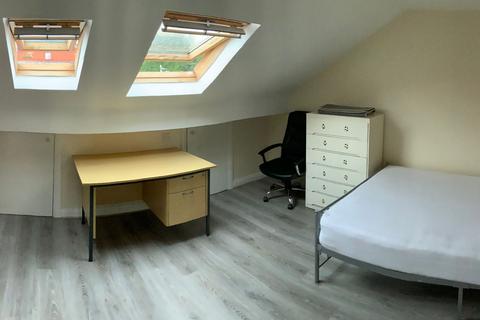 6 bedroom terraced house to rent, Haydn Avenue, Manchester