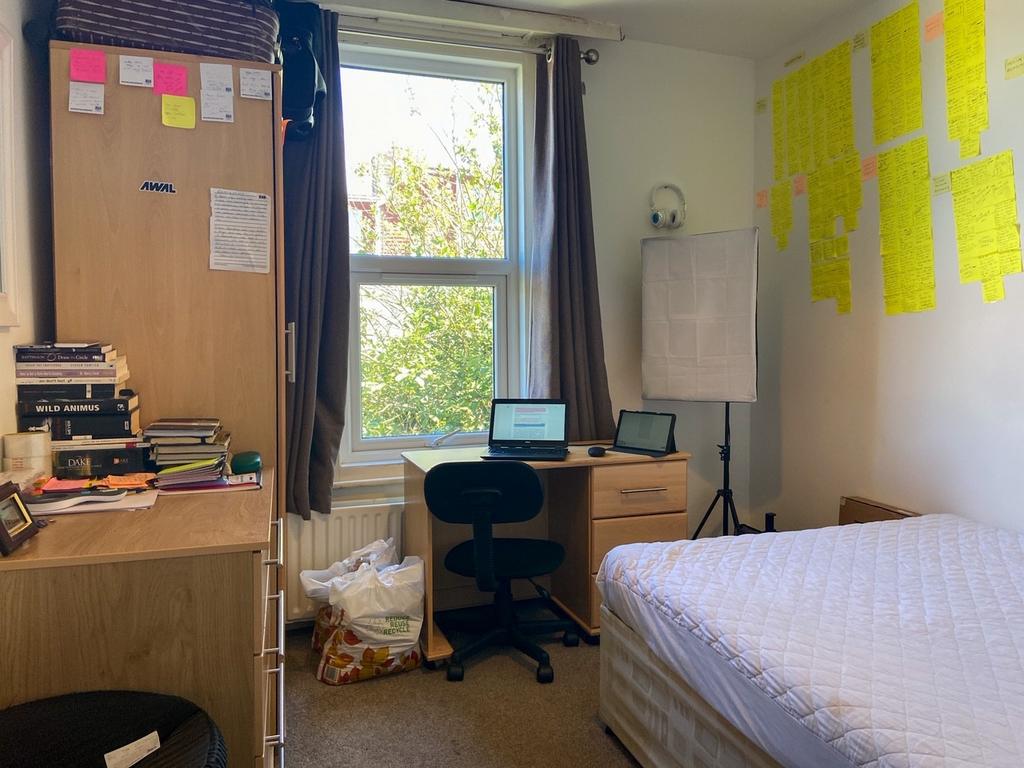 Bright, well-kept double bedroom with a large w...