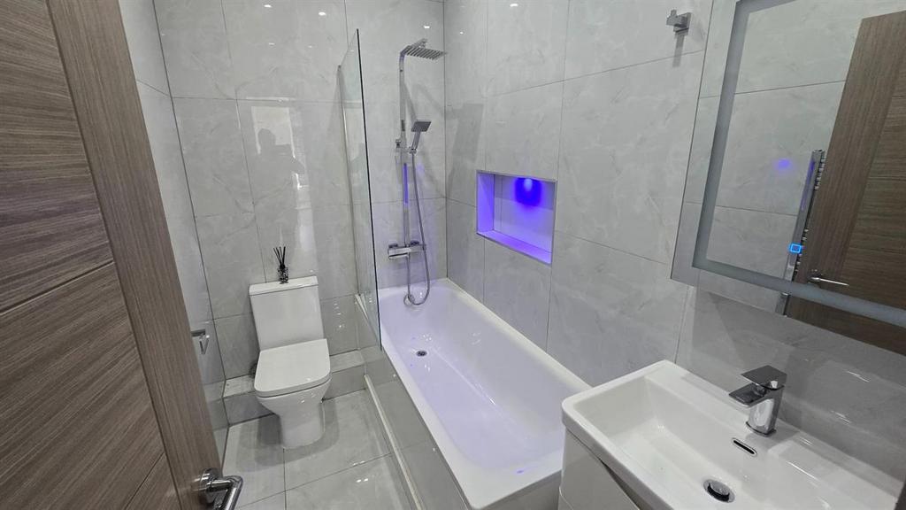 Modern and clean bathroom suite featuring a spa...