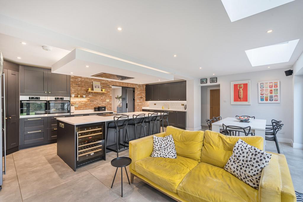 1365825-7-68ef6eb...