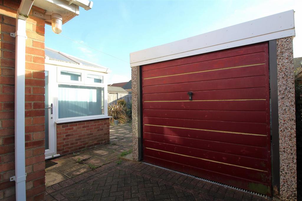 Garage .JPG