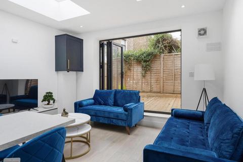 2 bedroom maisonette to rent, Cavendish Road, London