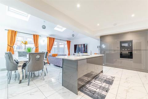 4 bedroom semi-detached house for sale, Hunters Road, Leyland
