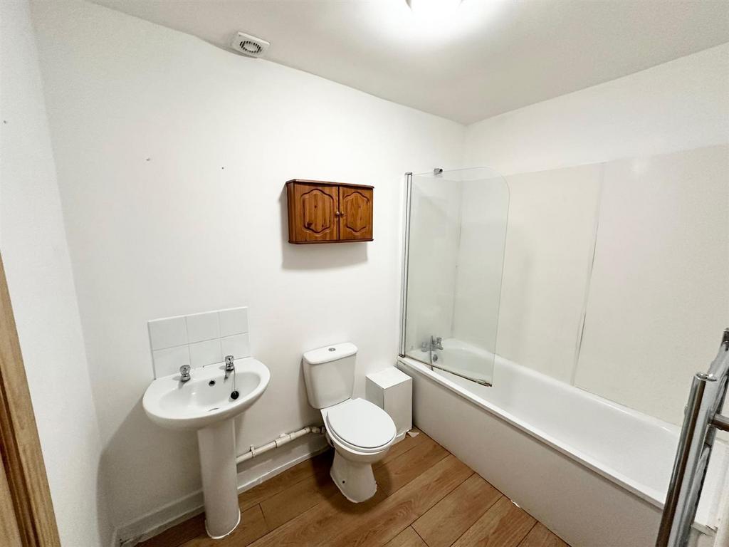 Room 1 en suite.jpg