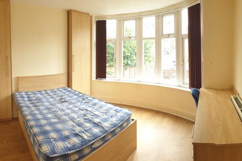 6 bedroom semi-detached house to rent, Shireoak Road, Manchester