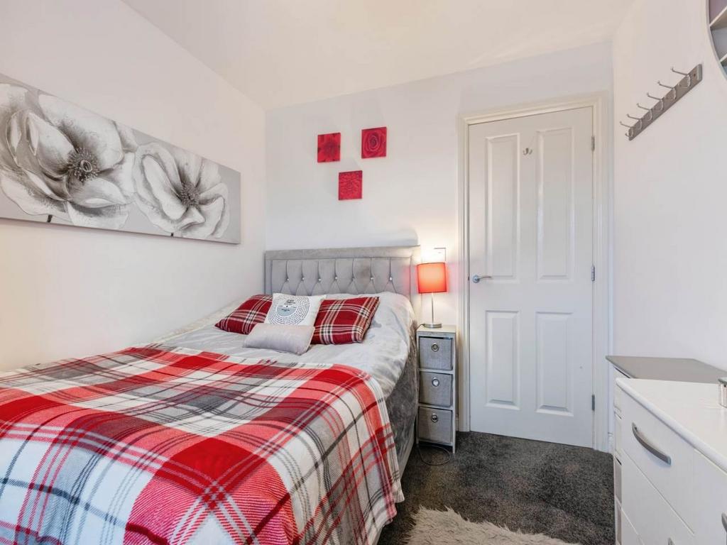 Bedroom 2 (2)
