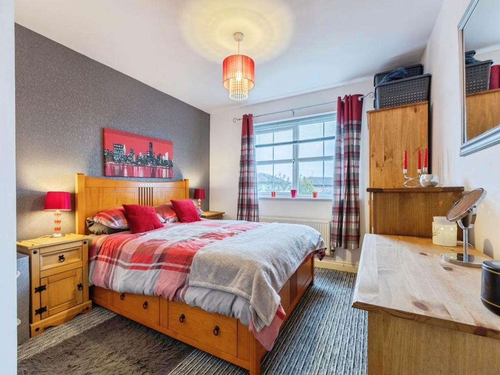 Bedroom 1 (3)