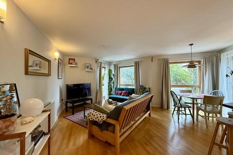 2 bedroom flat for sale, Lauriston Apartments, Ambleside Close