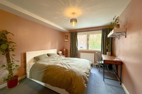 2 bedroom flat for sale, Lauriston Apartments, Ambleside Close